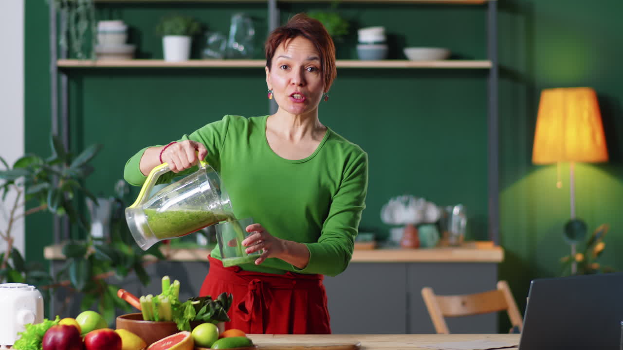 Donna che parla di smoothie verde alla telecamera