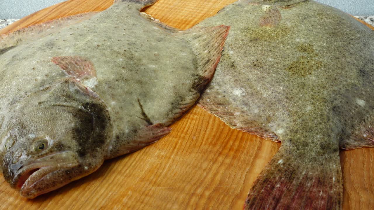 Pesce piatto su un tagliere. Riprese in movimento.