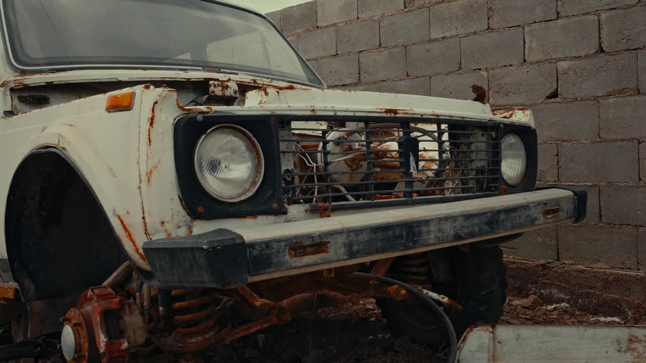 Nahaufnahme eines alten, rostigen, verlassenen Autos