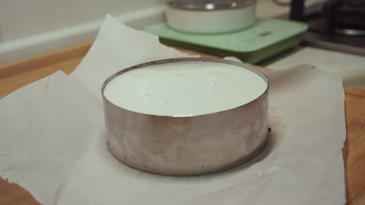 agregando arándanos a la mezcla dentro de una bandeja para hornear circular