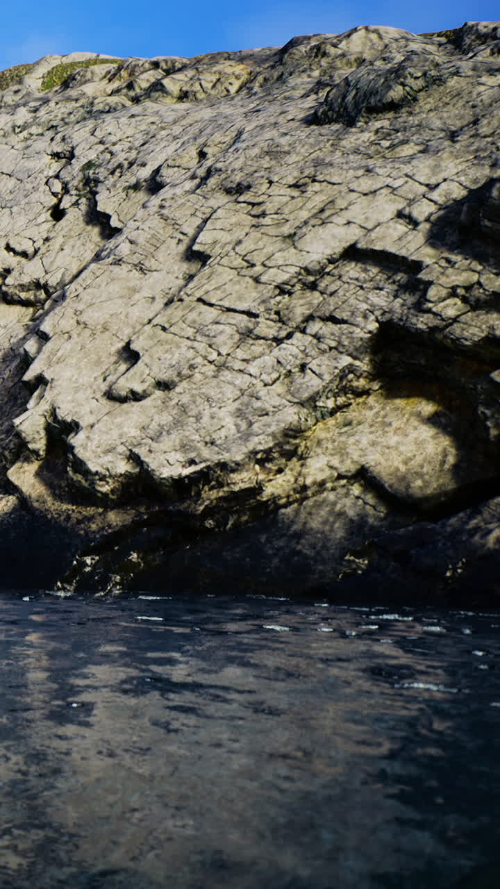 Litorale roccioso con acqua che riflette il cielo blu durante le ore diurne