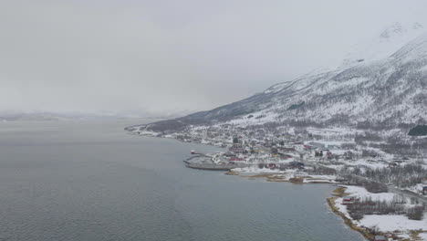 blick auf die schneebedeckte stadt olderdalen über kaafiord