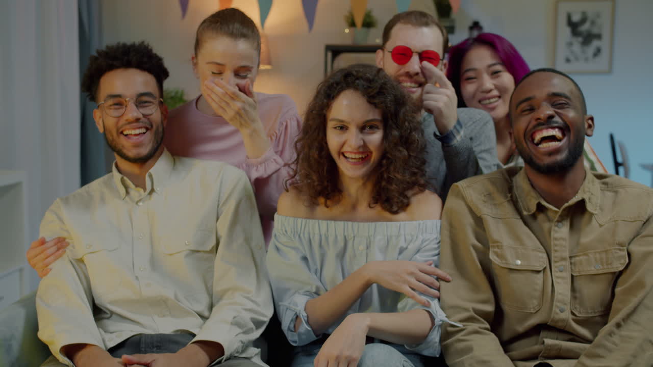 축하하는 행복한 친구들