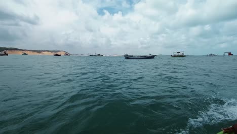 Die-Rechte-Action-Kamera-Eines-Lastwagens-Wurde-Auf-Einem-Kleinen-Fischerboot-Aufgenommen,-Das-An-Angedockten-Booten-Am-Cacimba-Strand-In-Der-Berühmten-Surfstrandstadt-Baia-Formosa-In-Rio-Grande-Do-Norte,-Brasilien,-Vorbeisegelt