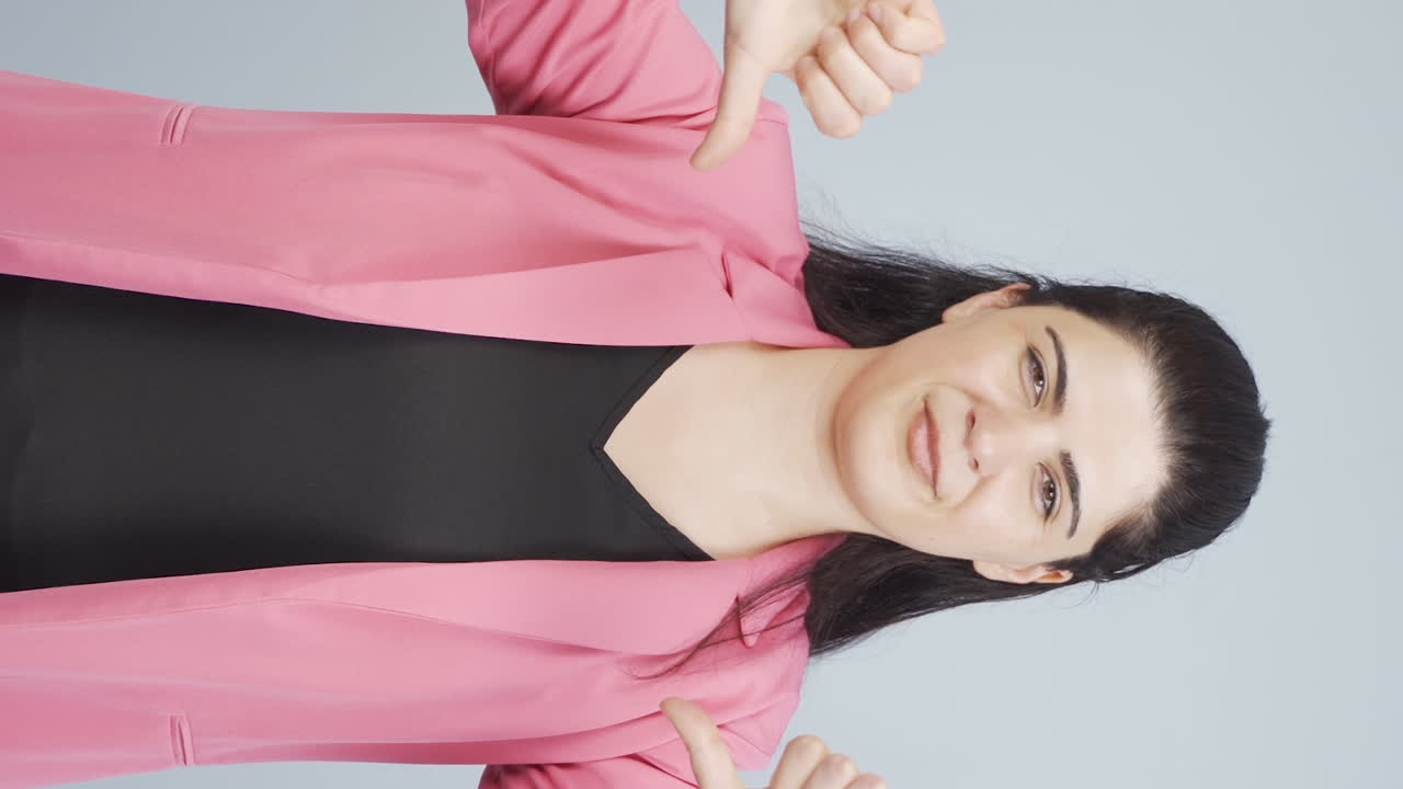 vídeo vertical de una mujer de negocios negativa.