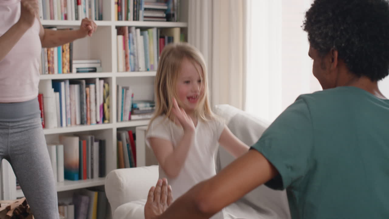 сумасшедшая семья танцует дома, веселится, наслаждается танцами, празднует захватывающие выходные вместе в пижаме.