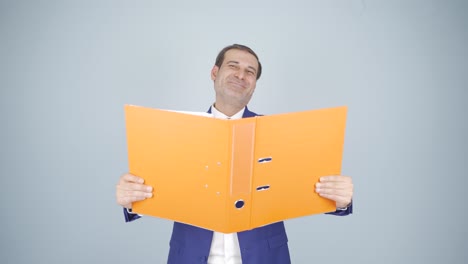 hombre de negocios mirando desde detrás de los archivos.