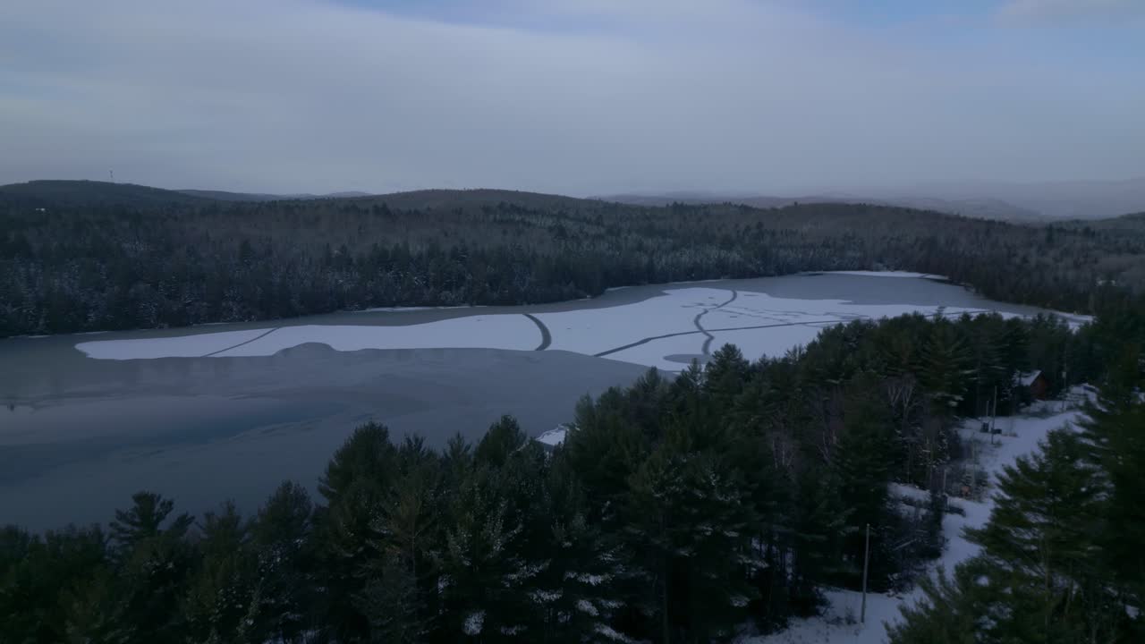 la nieve y el hielo cubren el lago clermoustier en estas impresionantes imágenes de drones, petit-chertsey, canadá