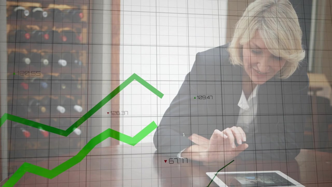 Dirigente d'azienda donna che tocca il tablet e attiva sovrapposizioni di grafici a linee per la revisione dei dati finanziari.