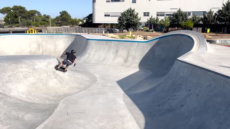 patinador en un skatepark de tazón haciendo un giro en el surfskate