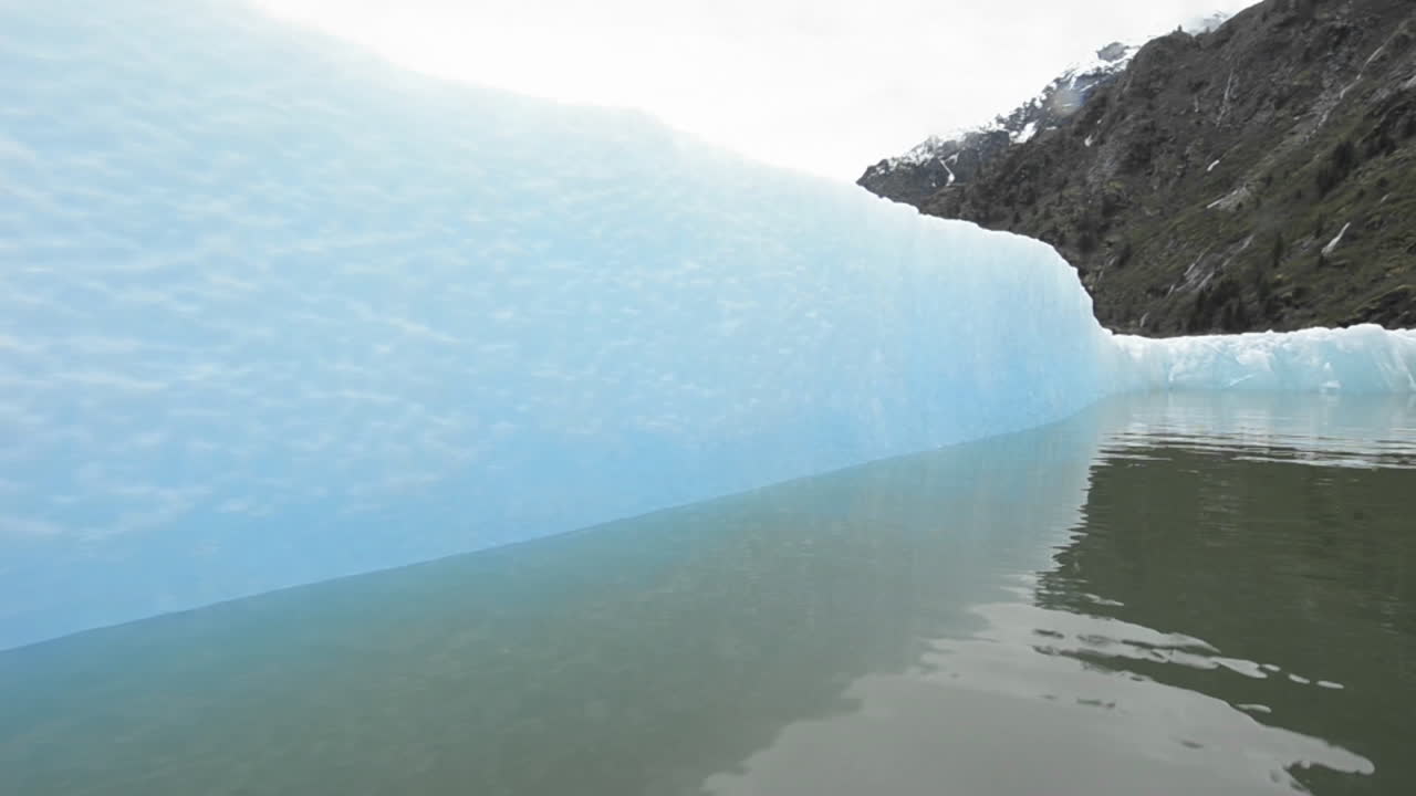트레이시 암의 엔디콧 암에 있는 빙산의 보트에서 움직임 추적을 닫습니다.