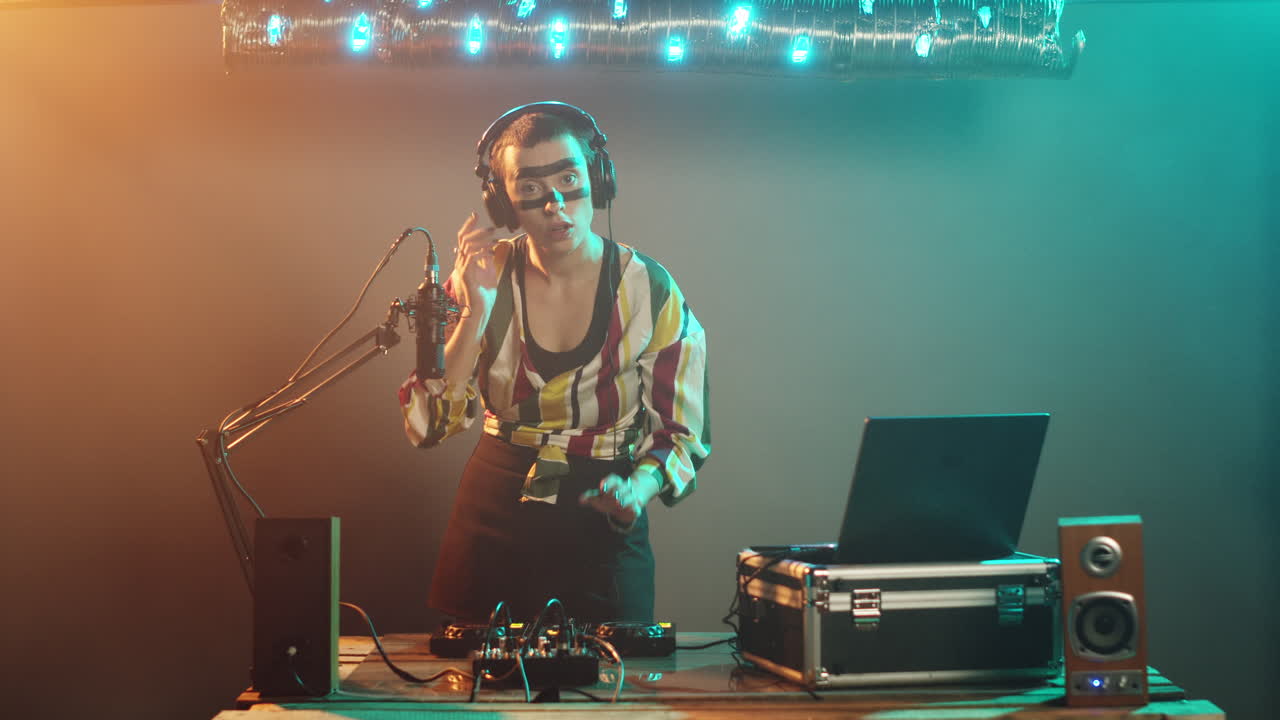 클럽에서  ⁇ 키 퍼포머가 손바닥을 들어서 정지 표지판을 표현합니다.