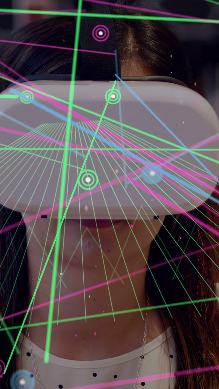 Video verticale: Donna con visore VR tocca l'aria, attivando una griglia al neon e bersagli in una demo tecnologica.