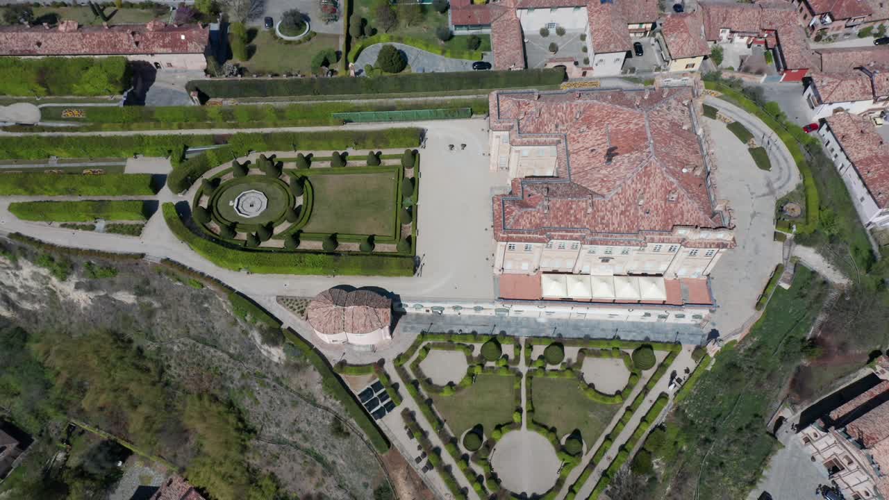 hermosa imagen aérea de un antiguo castillo en guarene, italia