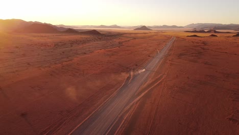 Selbstfahrer-Wildtierabenteuer-In-Namibia-Mit-Einem-Mit-Einem-Dachzelt-Ausgestatteten-Toyota-Hilux-In-Den-Berühmten-Sanddünen-Von-Sossusvlei-Bei-Sonnenuntergang