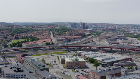 ocupado interestatal tráfico pesado conduciendo a través de la autopista gotemburgo suecia población de la ciudad escandinava yendo a trabajar transportando mercancías coches autobuses atasco policía tranvía gente aéreo sverige dron vista amplia