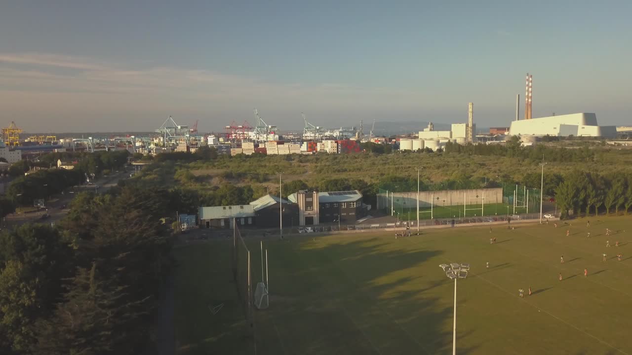 2021년 6월 클라나 게일 폰테노이 가아 클럽과 더블린 항구를 내려다보는 패닝 샷