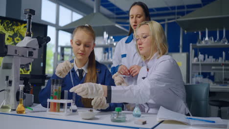 estudiantes realizando un experimento de química en un laboratorio