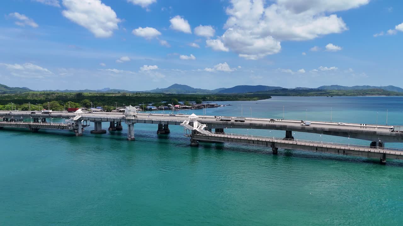 태국 푸켓에 있는 사라신 다리를 촬영한 드론 영상.