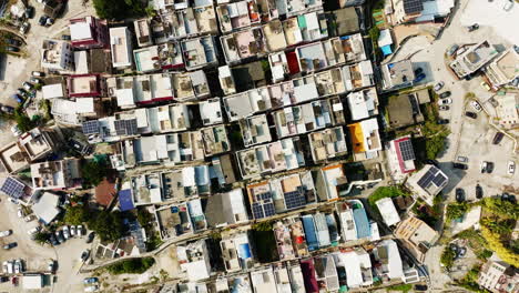 Antena-De-Arriba-Hacia-Abajo-Del-área-De-La-Ciudad-Metropolitana-China-Superpoblada-Con-Pequeñas-Casas-En-El-Distrito-Residencial-De-Hong-Kong