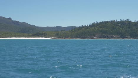 Beautiful-bright-blue-waves-by-the-South-Whitehaven-Beach-in-Queensland,-Australia--Slowmo