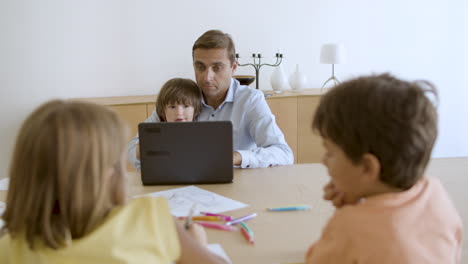 Niños-Hermanos-Jugando-Y-Dibujando-En-Casa