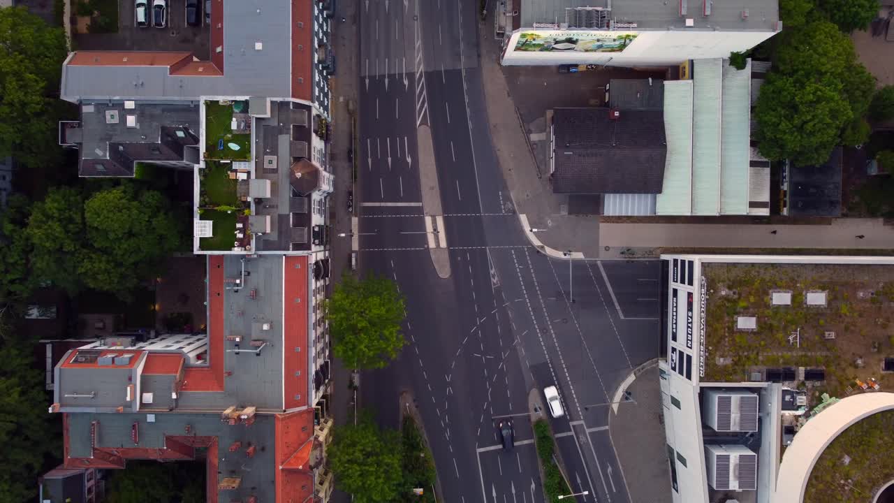 Incrocio della rampa d'accesso al parcheggio sul tetto