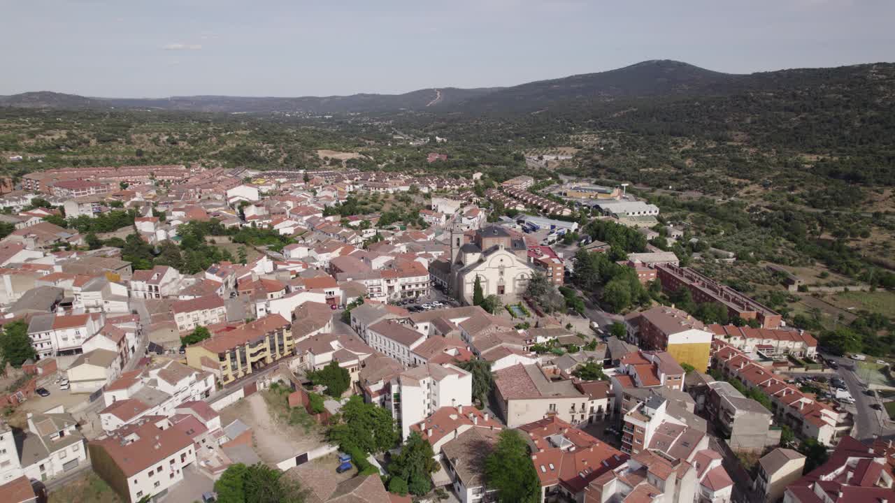 Veduta aerea che sorvola la parrocchia di San Martín de Valdeiglesias, le idilliache strade della città spagnola e il quartiere panoramico.