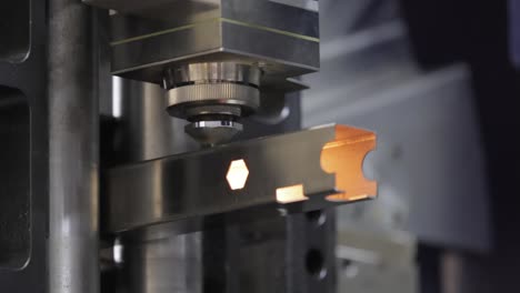 corte con láser y gas de metal, tecnología industrial moderna.