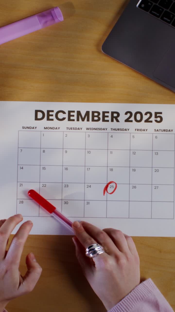 Marking date on December 2025 calendar