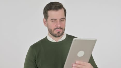 hombre usando una tableta sobre un fondo blanco