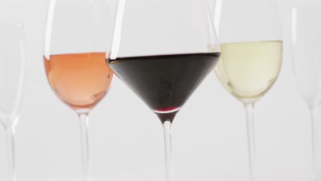 Verschiedene-Weinsorten-In-Gläsern-Auf-Weißer-Oberfläche-Mit-Kopierraum