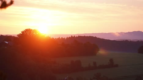 Timelapse-De-Una-Puesta-De-Sol-En-La-Mañana-Con-La-Naturaleza-En-Primer-Plano