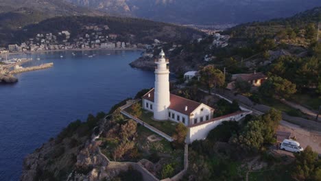 Berühmter-Leuchtturm-Von-Cap-Gros-In-Port-De-Sóller-Mallorca-Bei-Sonnenuntergang,-Luftaufnahme