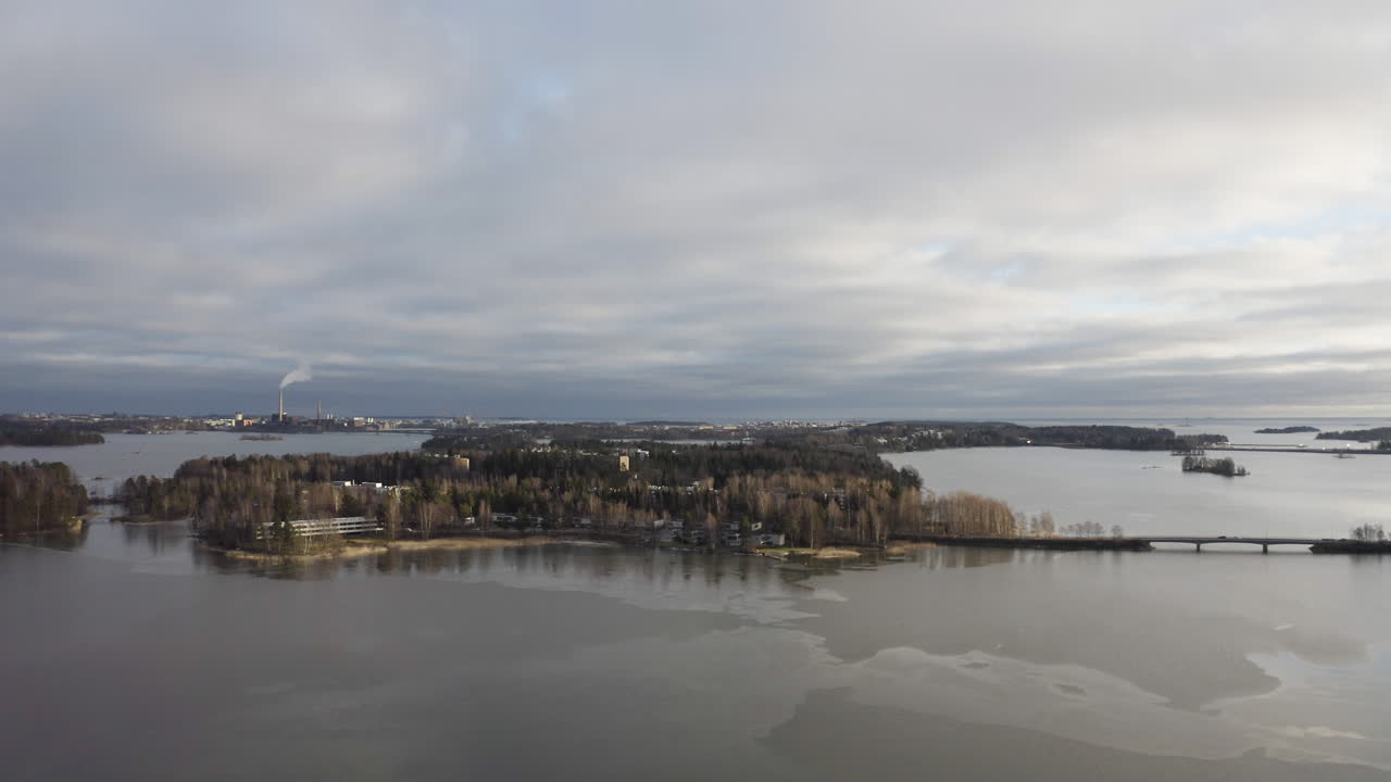 섬과 산업 굴 연기가 배경입니다.