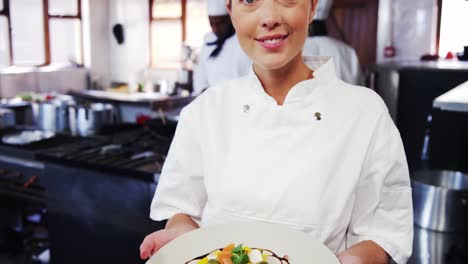chefs presentando ensalada en el plato