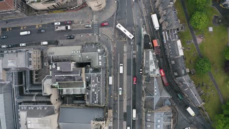 Vista-Aérea-De-Arriba-Hacia-Abajo-Del-Tráfico-Matutino-En-Edimburgo,-Escocia