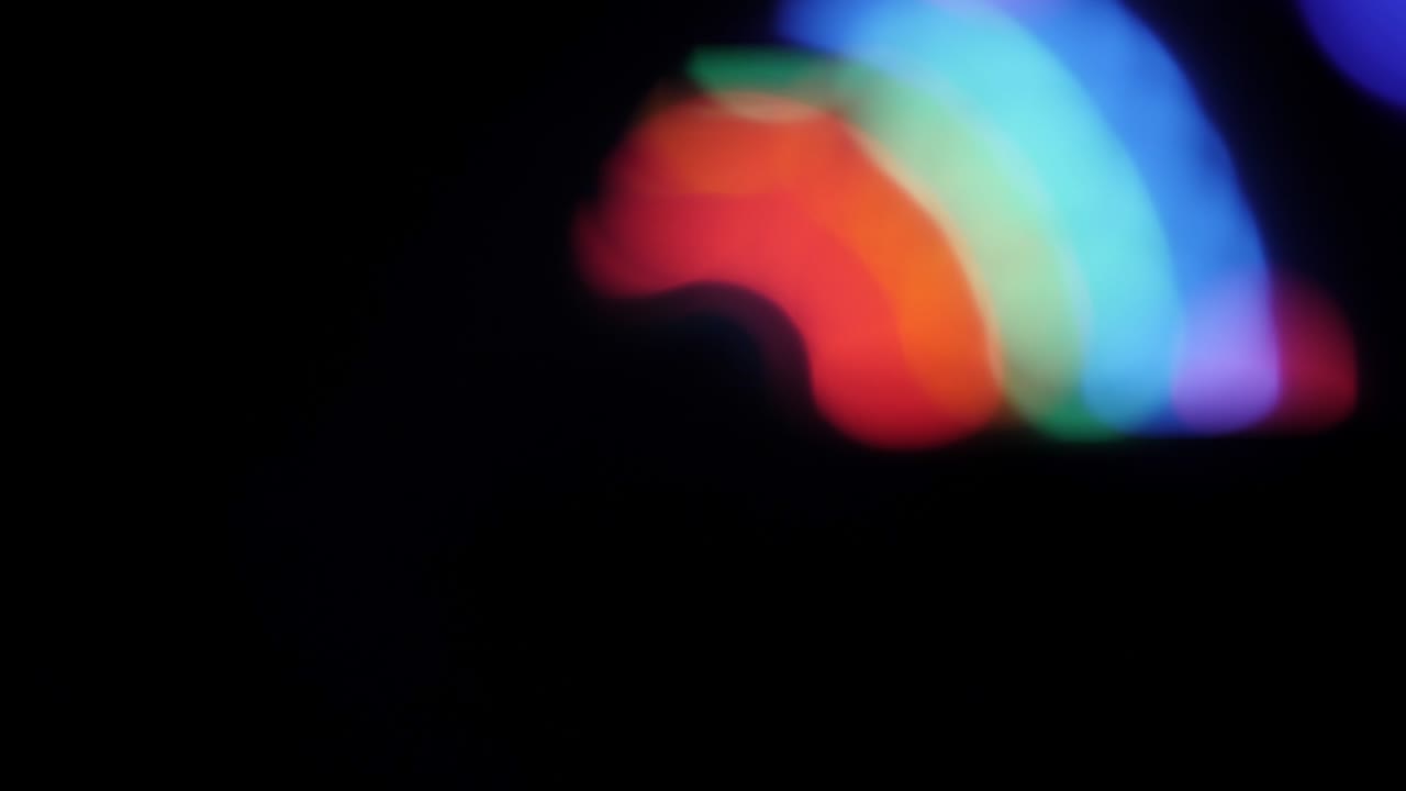 colorido baile arco iris círculo bokeh fondo. espectro de arco iris de colores. baile de discoteca y música electrónica moviéndose abstractos papel tapiz borroso. colorido haz de luz y rayo en fondo negro.