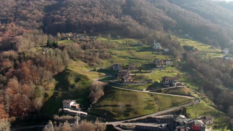 el dron se desliza sobre las pintorescas colinas italianas, acercándose a las casas rústicas en el pintoresco campo.