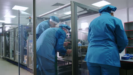 trabajadores de la fábrica de reparación de equipos. equipo de reparación trabajando en la línea de fabricación