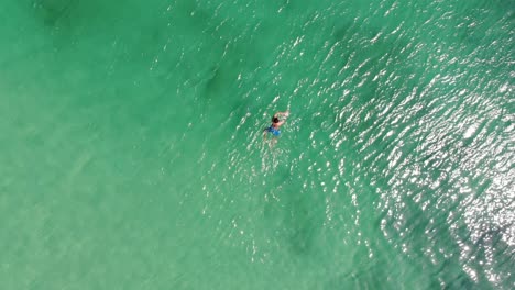 panamá en febrero un dron dispara a la isla contadora nadando entre peces capturados con un dron-3