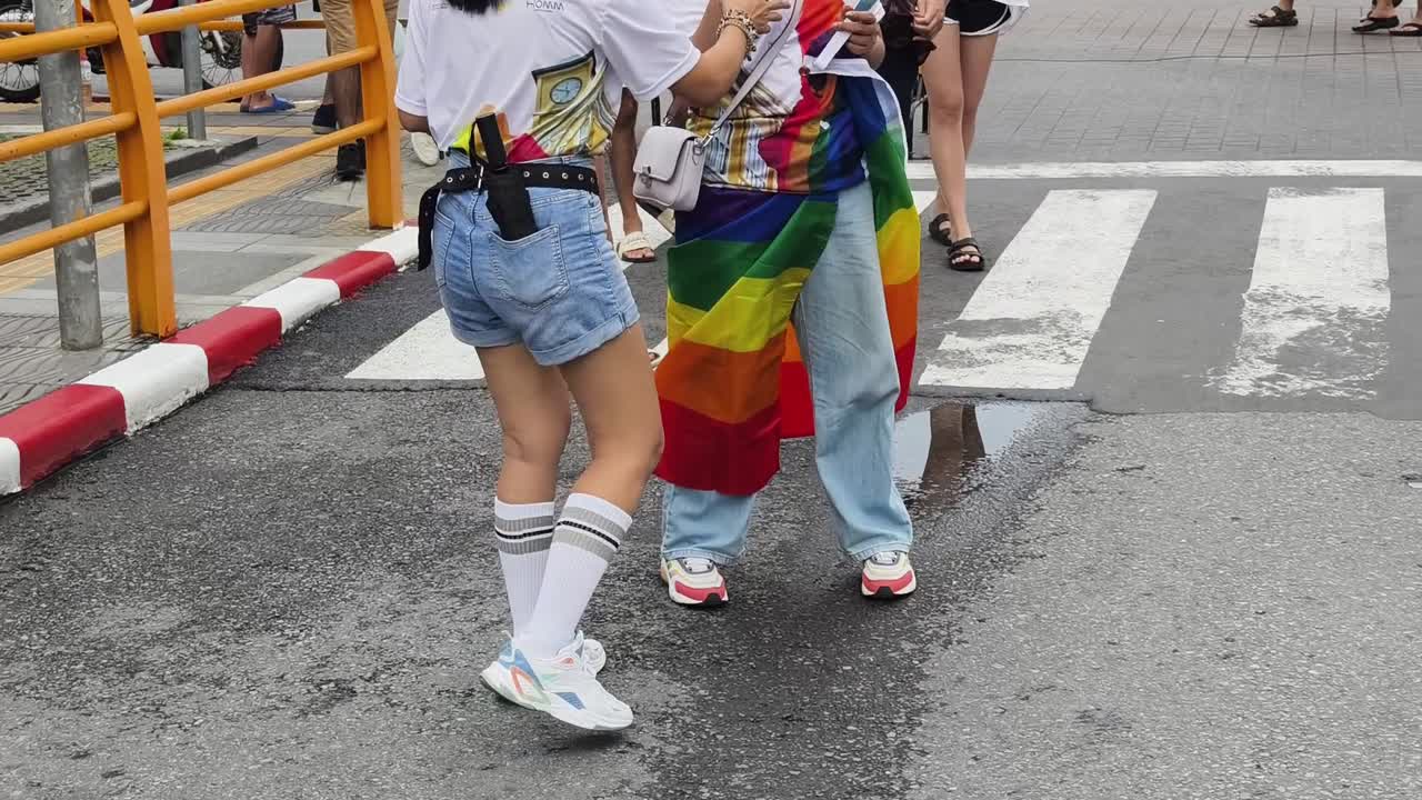 manifestantes del desfile del orgullo en una intersección de la calle