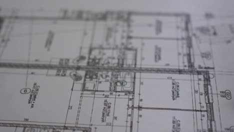 wohnungsplan und ein bündel schlüssel mit einem schlüsselring