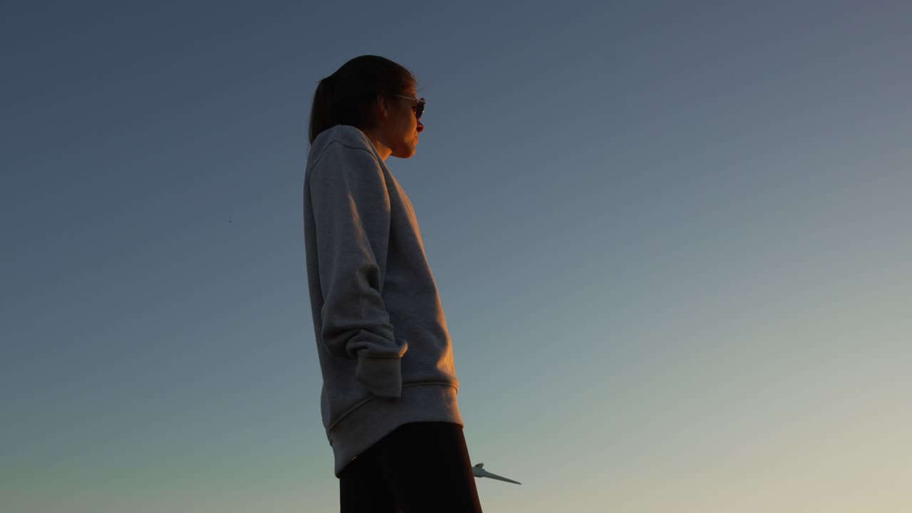 여성, 풍력 터빈 회전, 녹색 에너지 긍정적 인 변화, 은 하늘 황금 시간