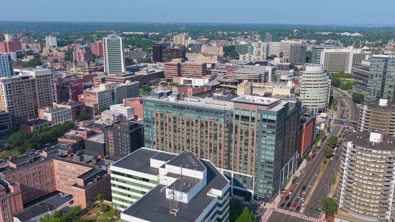 Centro città di Stanford, CT. Filmato aereo 4K del centro. Ripresa con drone.