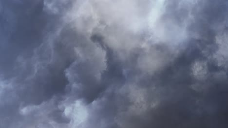 Gewitter-In-Der-Nacht-In-Echtzeit-Am-Himmel,-Gewitter-4k