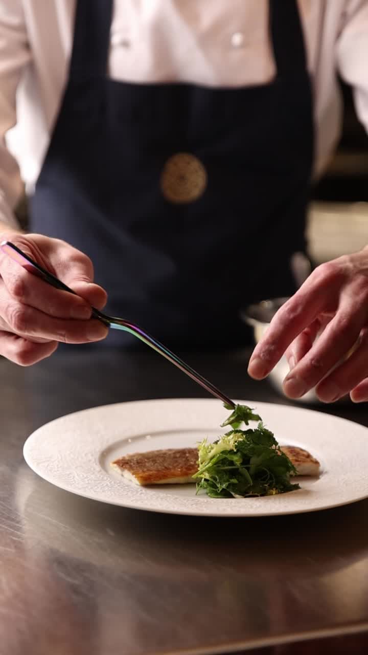 Chef che decora un piatto con precisione