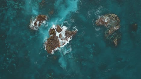 Las-Olas-Rebotan-En-Piedra-En-La-Costa-De-Un-Mar