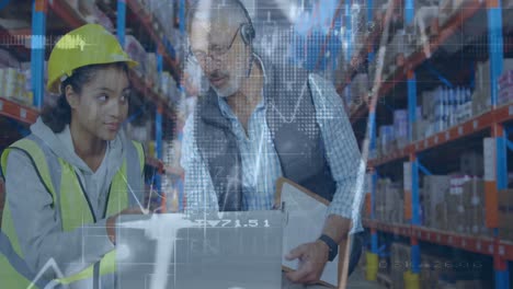 animación de gráficos financieros sobre felices trabajadores de almacén diversos hombres y mujeres con computadora portátil