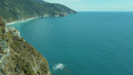 Serenidad-Costera-En-Cinque-Terre,-Siguiendo-Una-Gaviota-Entre-Manarola-Y-Un-árbol